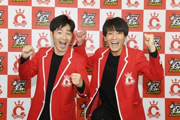 優勝を喜ぶジャルジャルの後藤（左）と福徳