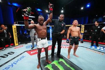 無念のTKO負けとなった堀口恭司(右)とマネル・ケイプ(c)Zuffa LLC/UFC