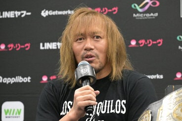 調印式を行った内藤哲也