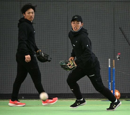 ノックをうける今宮健太（左は海野隆司）