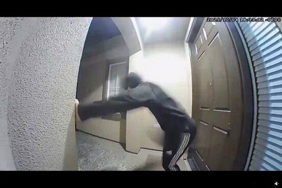 ドアキック・チャレンジ（エルクグローブ警察署のフェイスブックから）