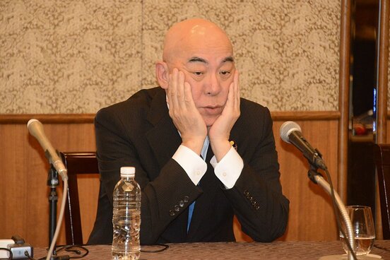 肩を落とす日本保守党・百田尚樹代表