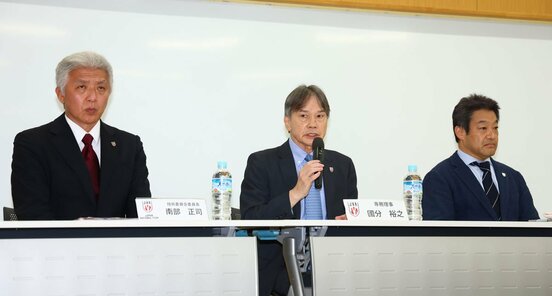 (左から)南部正司技術委員会委員長、国分裕之専務理事、内藤拓也業務執行理事