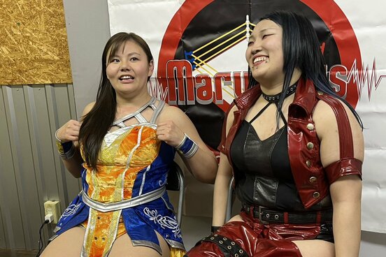 試合後にコメントを出す凛（左）、青木いつ希