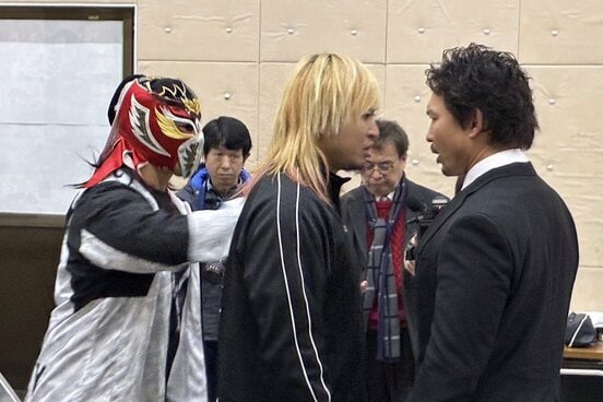 ハヤブサ（左）を押しのけ中嶋勝彦（右）に対戦を要求する松永準也