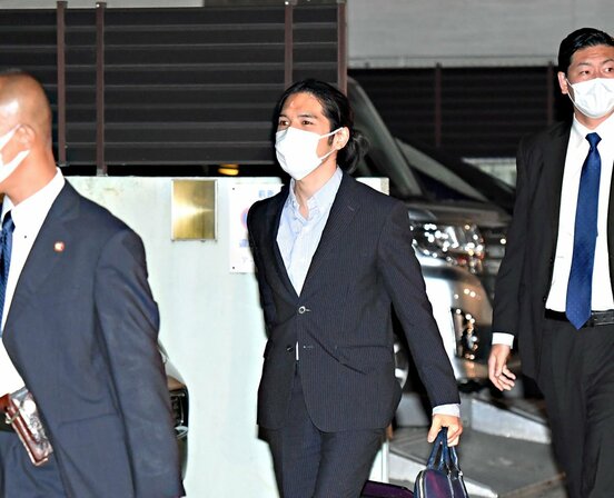  ＳＰに囲まれ帰宅する小室圭さん