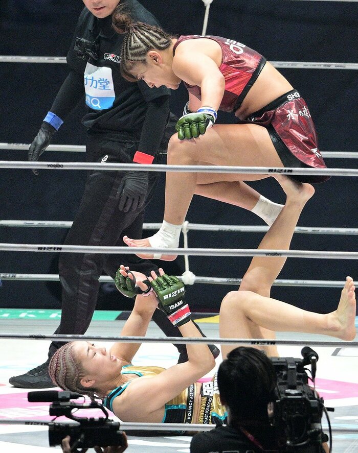 伊澤星花(下)を踏みつけにかかるRENA