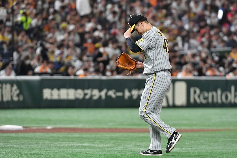 ６回に突如崩れ、降板する阪神・大竹耕太郎