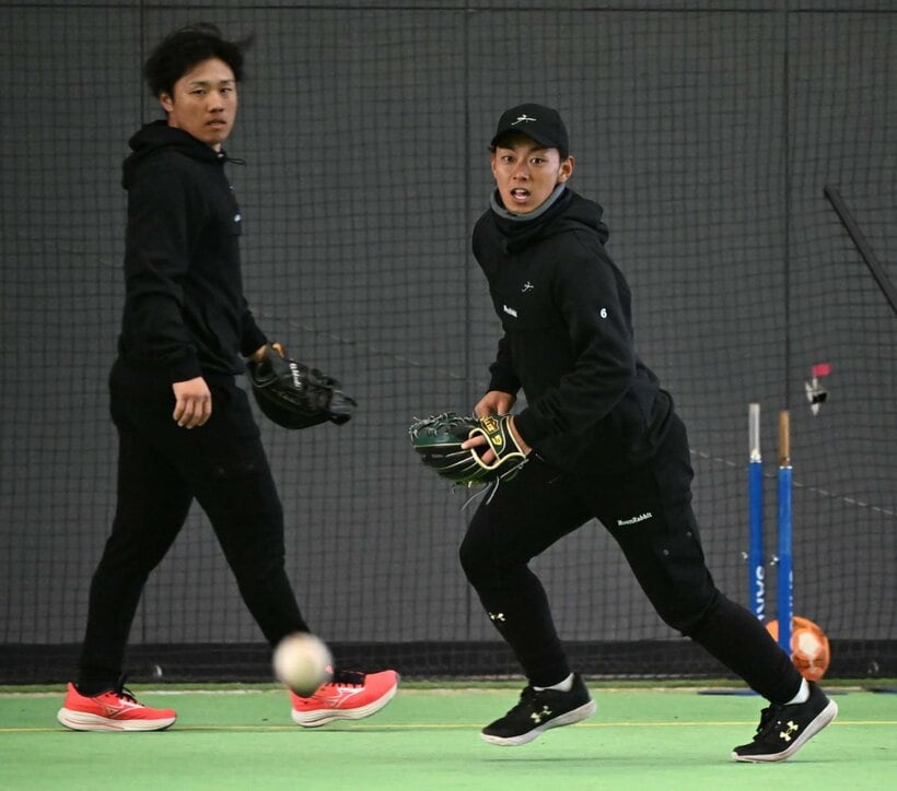 ノックをうける今宮健太（左は海野隆司）