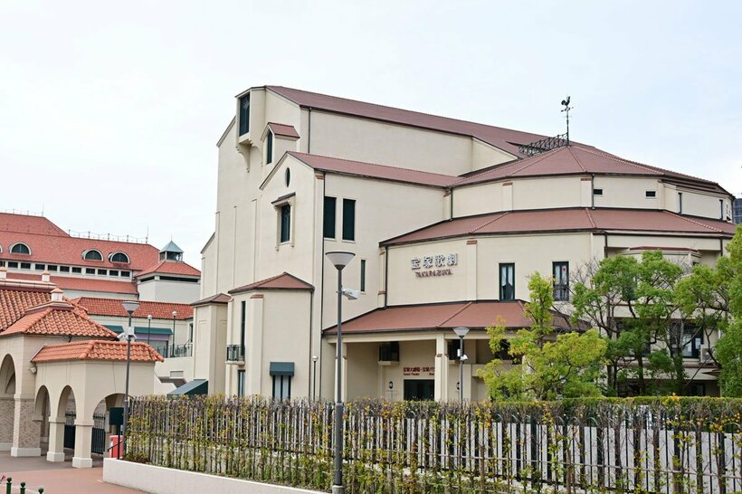 株式会社化される宝塚歌劇団。写真は宝塚大劇場