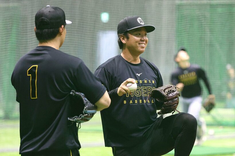 リラックスした表情で調整する村上（右）