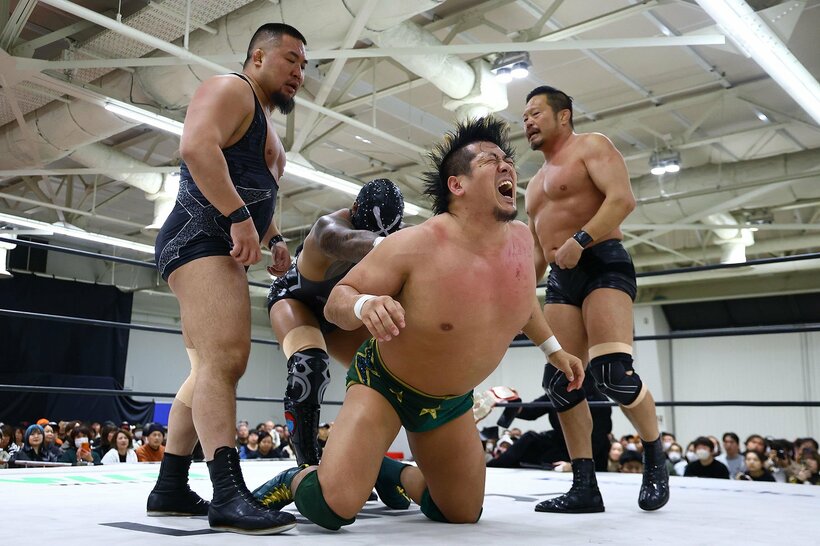 GHC王者の稲村愛輝(手前)を集中砲火するT2KXの(左から)マサ北宮、アルファ・ウルフ、杉浦貴