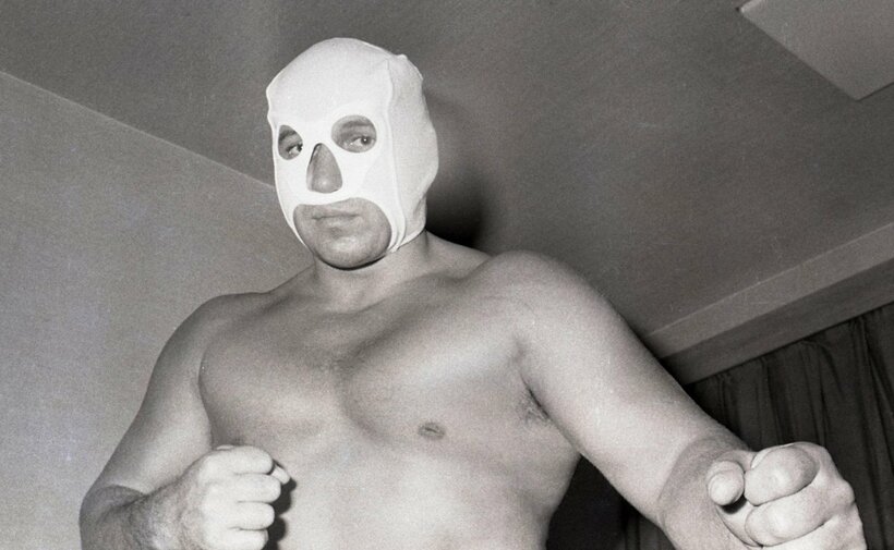  急造感満載の覆面だ（東スポWeb）