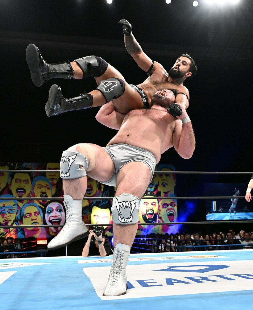 モロニ―（上）をアングルスラムで仕留めたウルフ