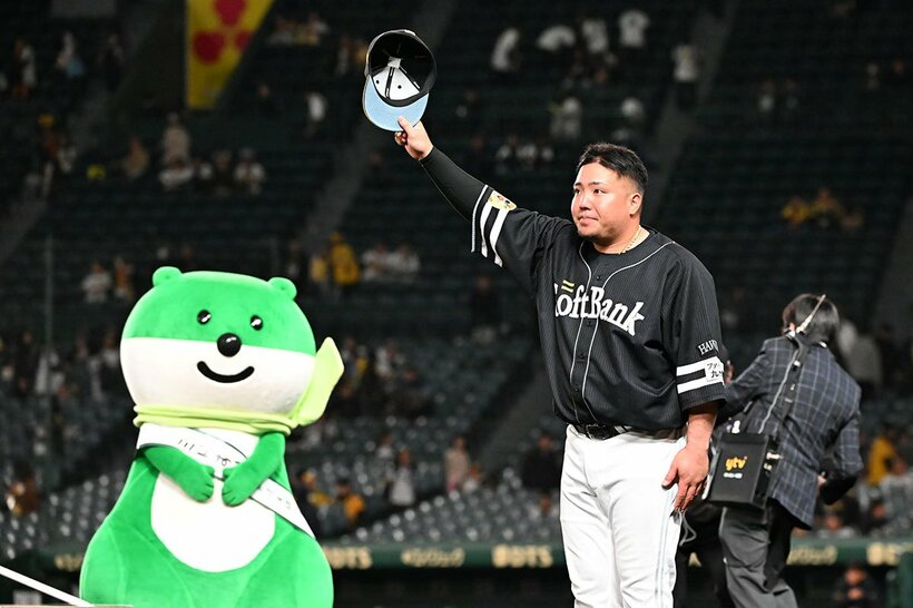 ヒーローインタビューを終えファンの声援に応えるソフトバンク・山川穂高