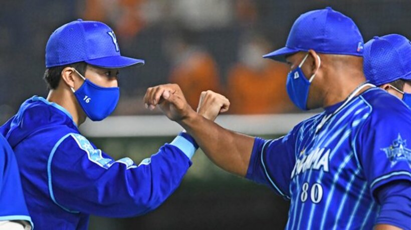  先発で３勝目の大貫とヒジを合わせたラミレス監督
