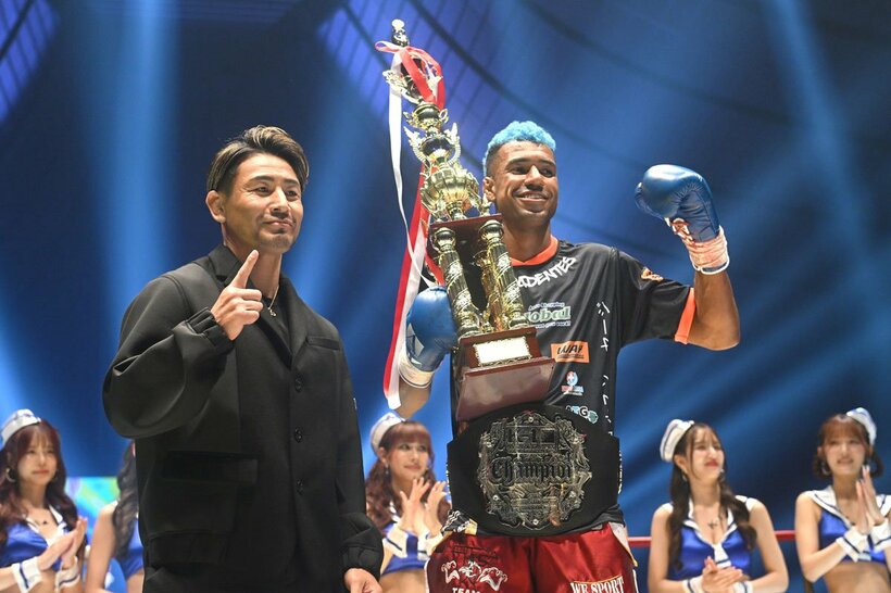 魔裟斗(左)からトロフィーを受け取ったジョナス・サルシチャ