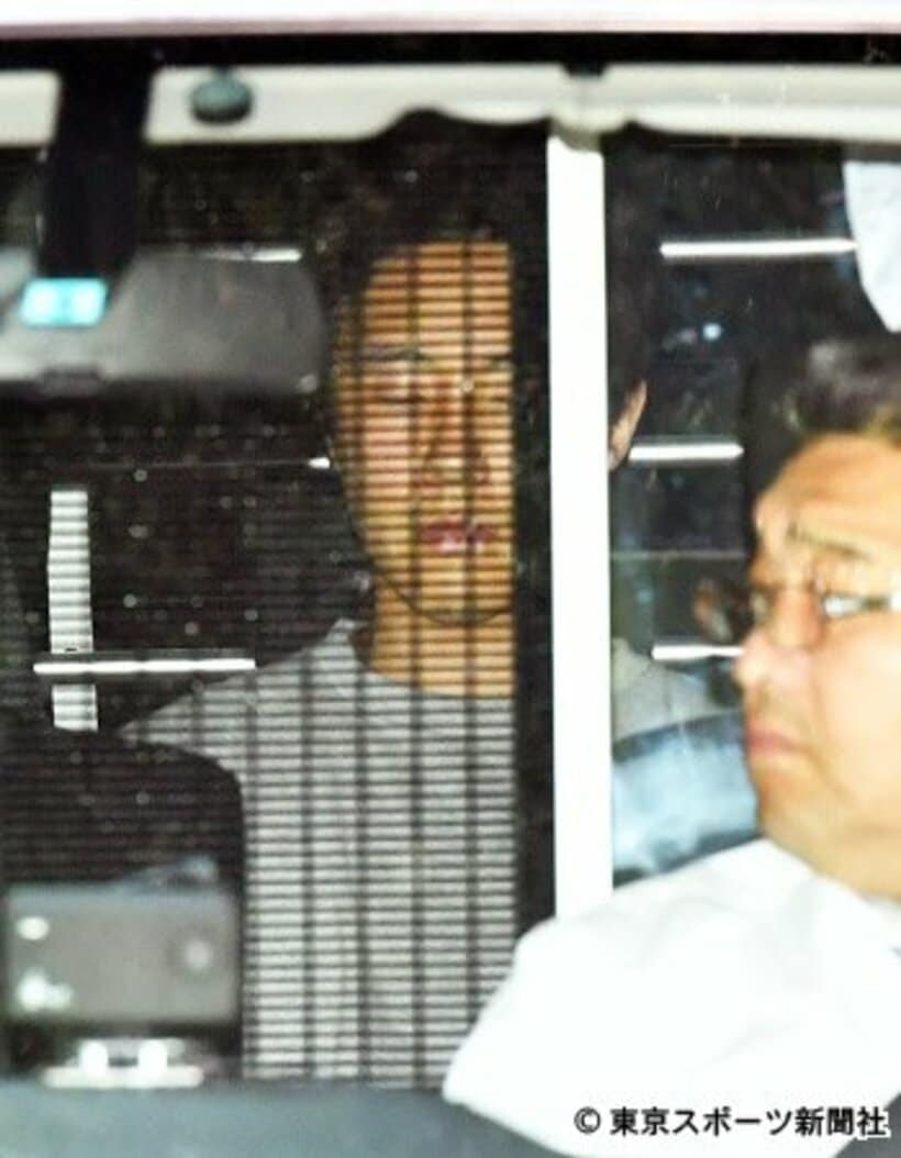 警視庁を出る池田徳信容疑者
