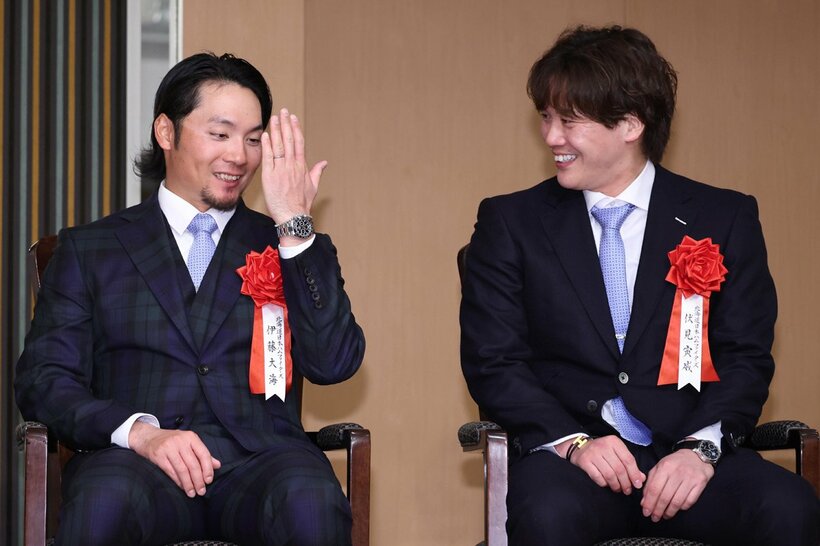 伊藤大海(左)と伏見寅威