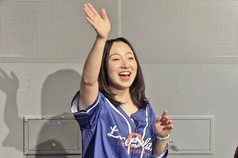 ロコ・ソラーレの感謝祭に登場し、ファンの声援に応える藤沢五月