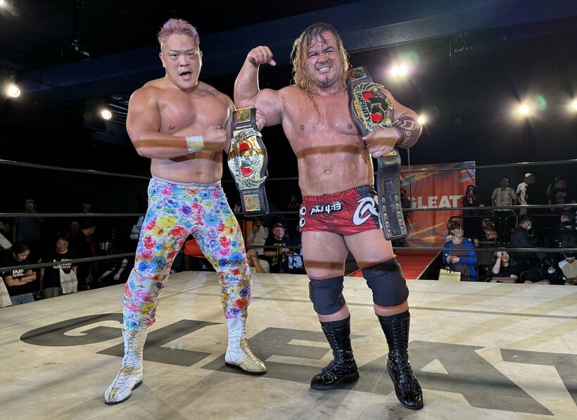 Ｇ―ＩＮＦＩＮＩＴＹ王座奪取に成功した河上隆一（左）とクワイエット・ストーム