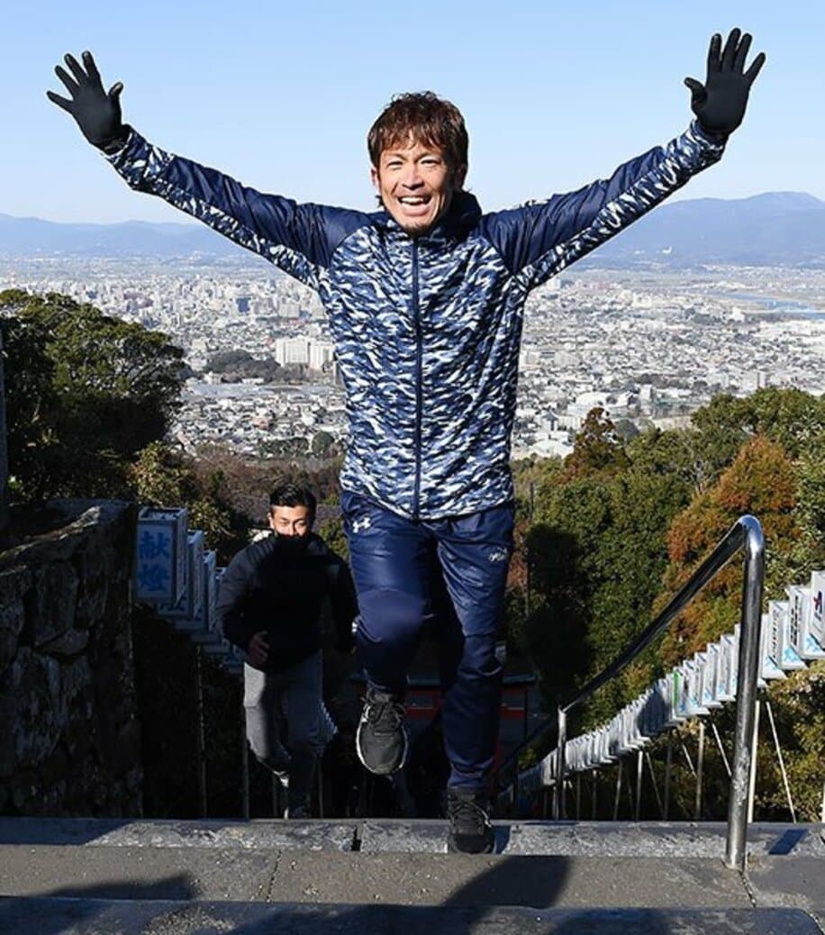  階段登りでトレーニングをする松田宣浩