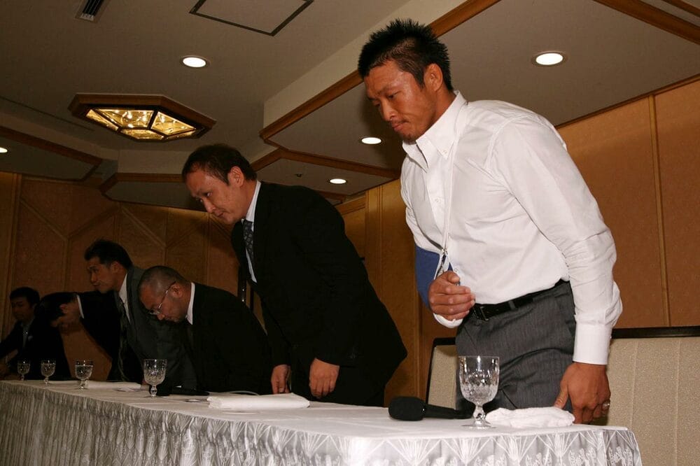 秋山（手前）は謝罪会見を行った（07年1月）
