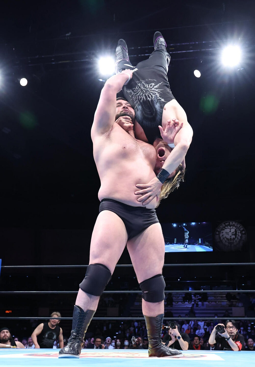 SHOにブレーンバスターを決めるウルフアロン