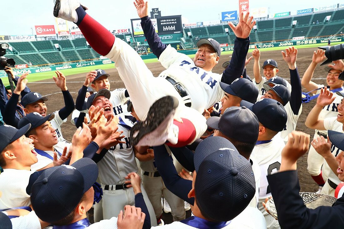 胴上げされる大阪桐蔭・西谷監督(中)