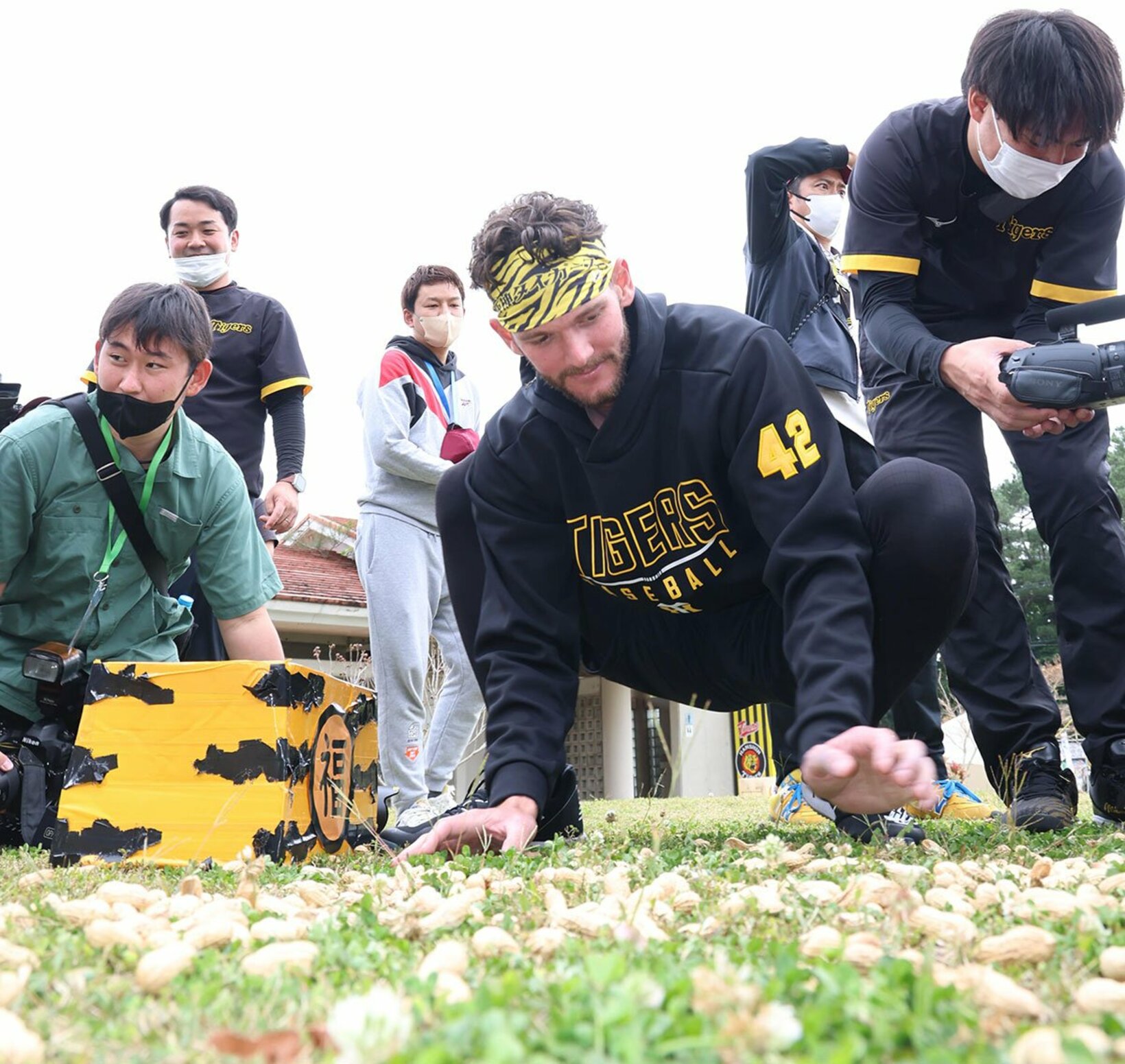 豆まきを終え豆を拾うカイル・ケラー