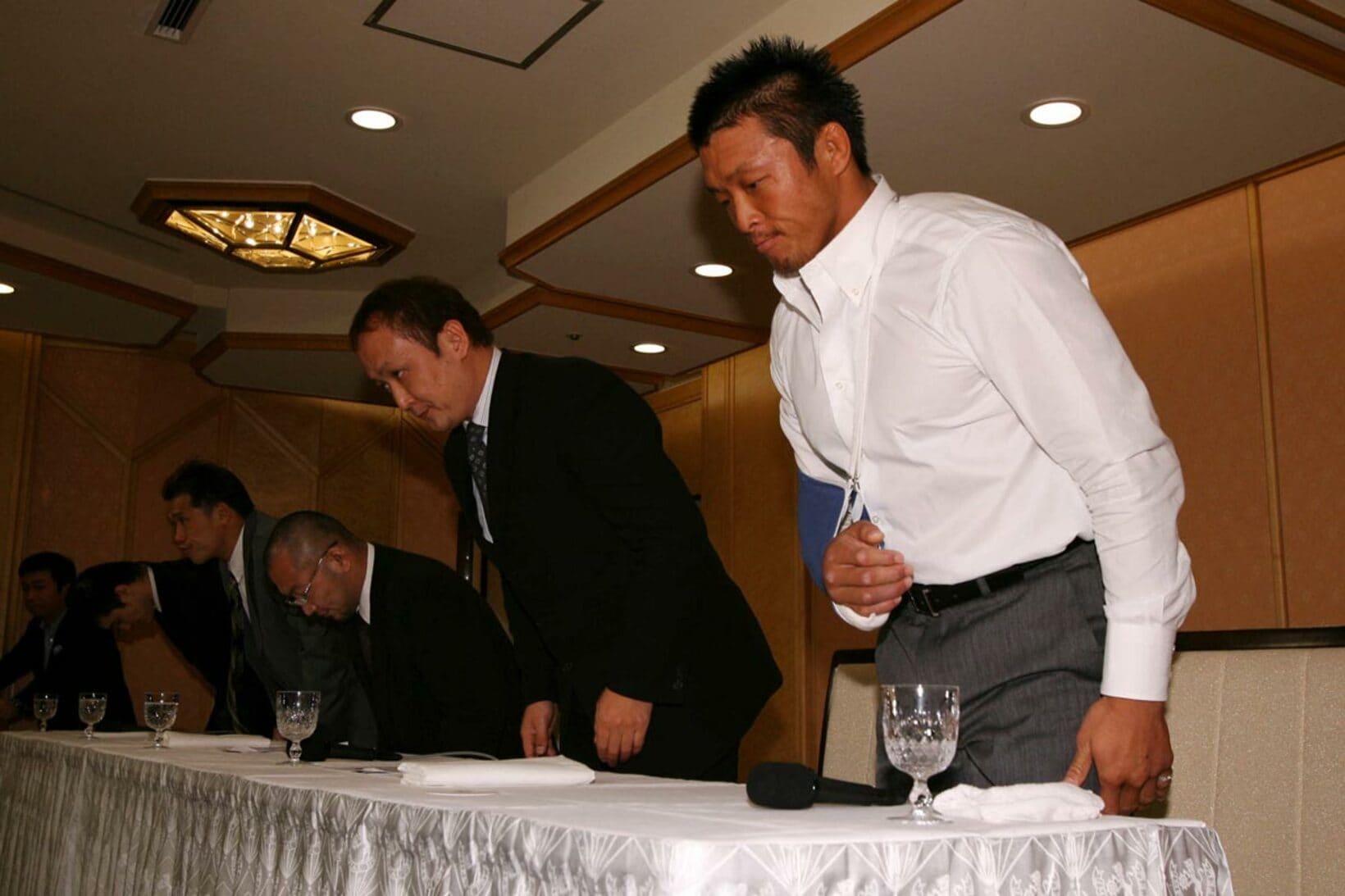 秋山（手前）は謝罪会見を行った（07年1月）