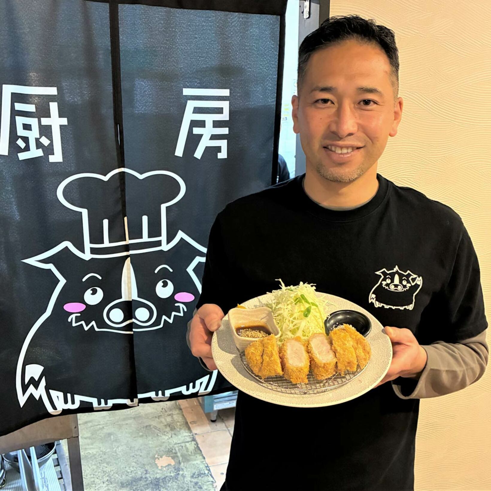 六白黒豚ロースとんかつをアピールする徳永オーナー