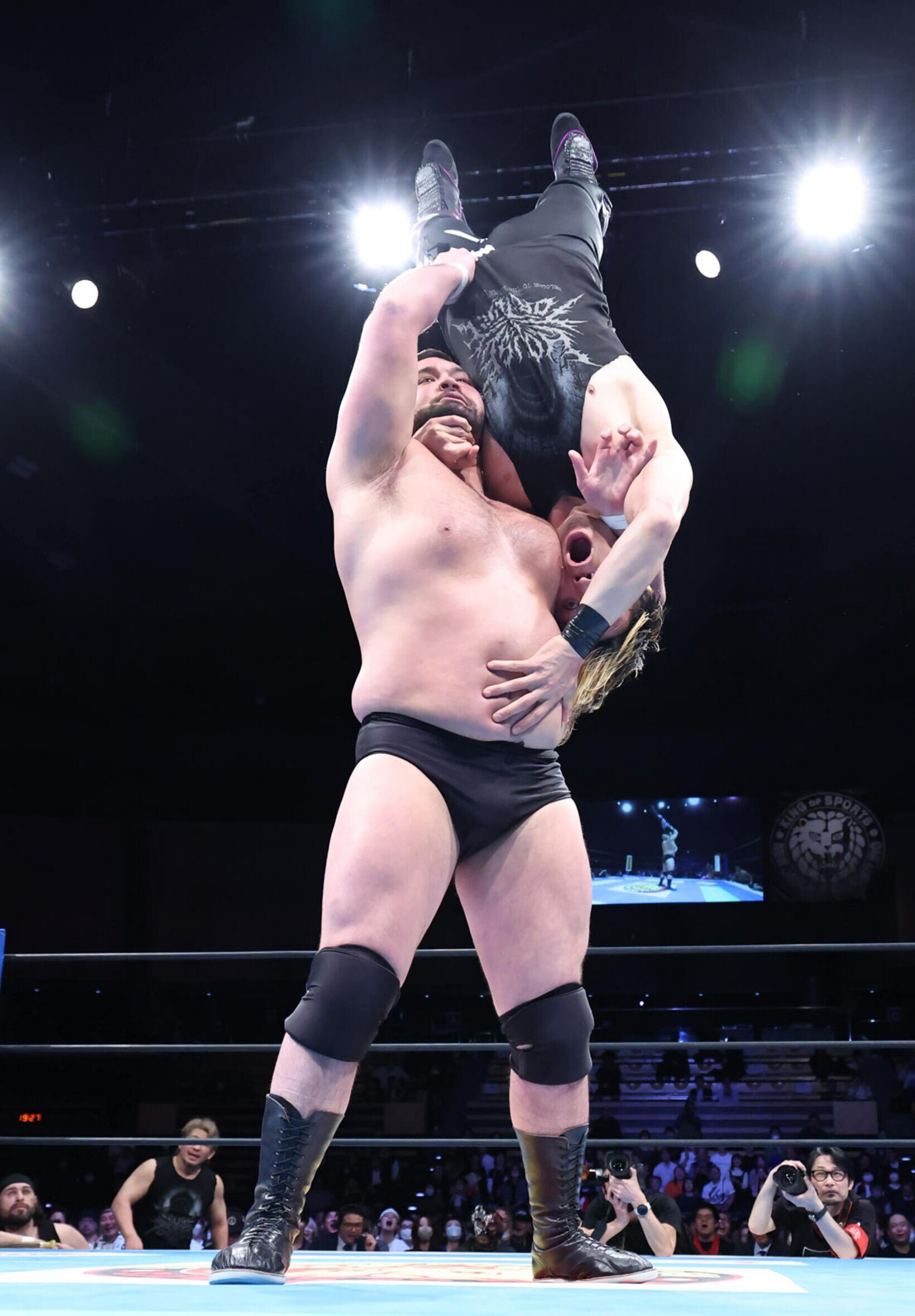 SHOにブレーンバスターを決めるウルフアロン