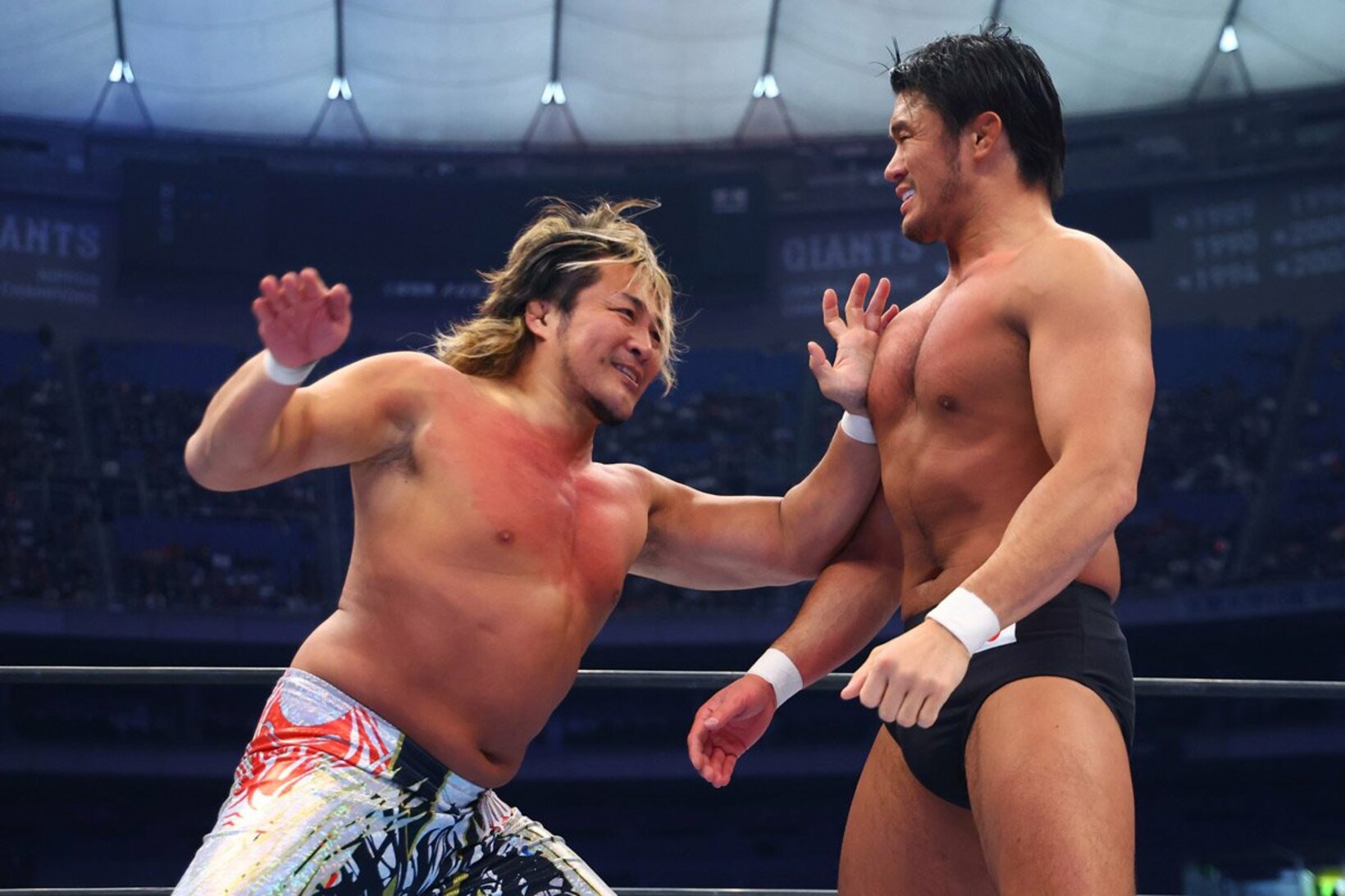 チョップを打ち合う棚橋弘至（左）と柴田勝頼