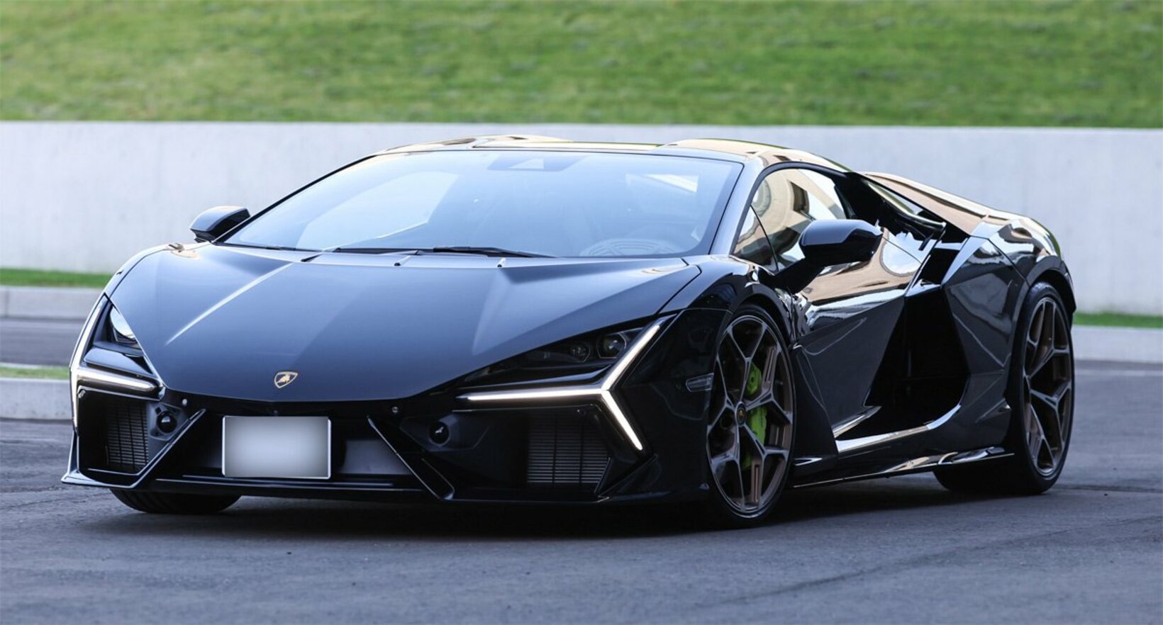 新庄監督が乗ってきたスーパーカー「ランボルギーニ　レヴェルト」