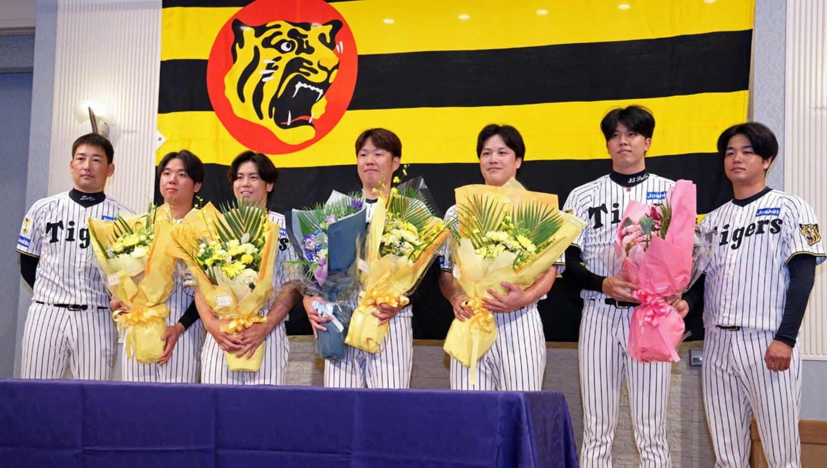 （左から）岩崎優、村上頌樹、梅野隆太郎、西勇輝、伏見寅威、才木浩人、高橋遥人
