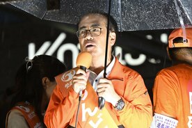 大阪・天王寺で雨の中、街頭演説を行った参政党・安藤裕氏