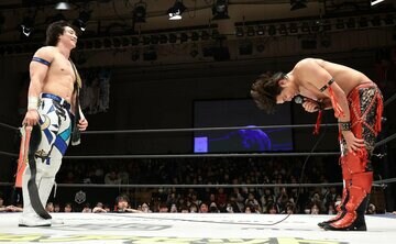 上野勇希（左）に一礼する武知海青