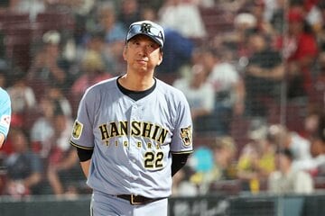 何とも言えぬ表情で球審に交代を告げた阪神・藤川監督