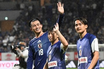 試合後、サポーターに手を振るＦＷ上田綺世(左)