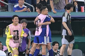 ベンチに下がり長友佑都（左）と抱擁を交わす上田綺世