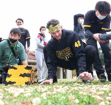 豆まきを終え豆を拾うカイル・ケラー