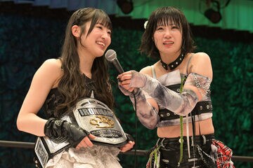 アイアンマンヘビーメタル級王者のOCHA NORMA・中山夏月姫（左）と辰巳リカ