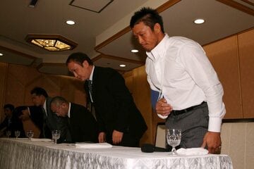 秋山（手前）は謝罪会見を行った（07年1月）
