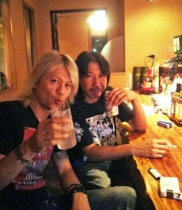 高橋ロジャー和久さん（右）とKENTARO