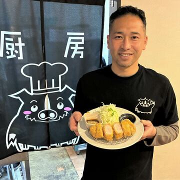 六白黒豚ロースとんかつをアピールする徳永オーナー
