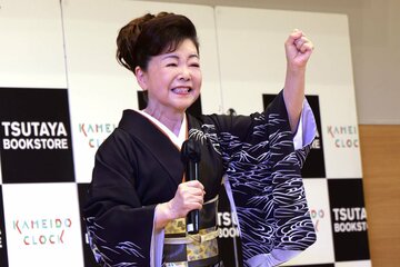 東京・亀戸のカメイドクロックで新曲イベントを行った中村美律子