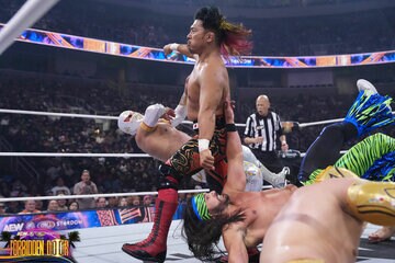 鷹木信悟（中央）はラリアートでミスティコ（奥）らをなぎ倒す(写真提供：AEW)
