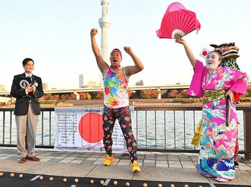  ビデオ判定で成功を伝えられ、喜ぶチェリー吉武（中）と妻・たんぽぽ白鳥（ギネス世界記録ＴＭ）