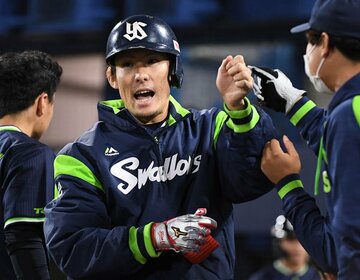  塩見のタイムリーで生還したヤクルト・高梨